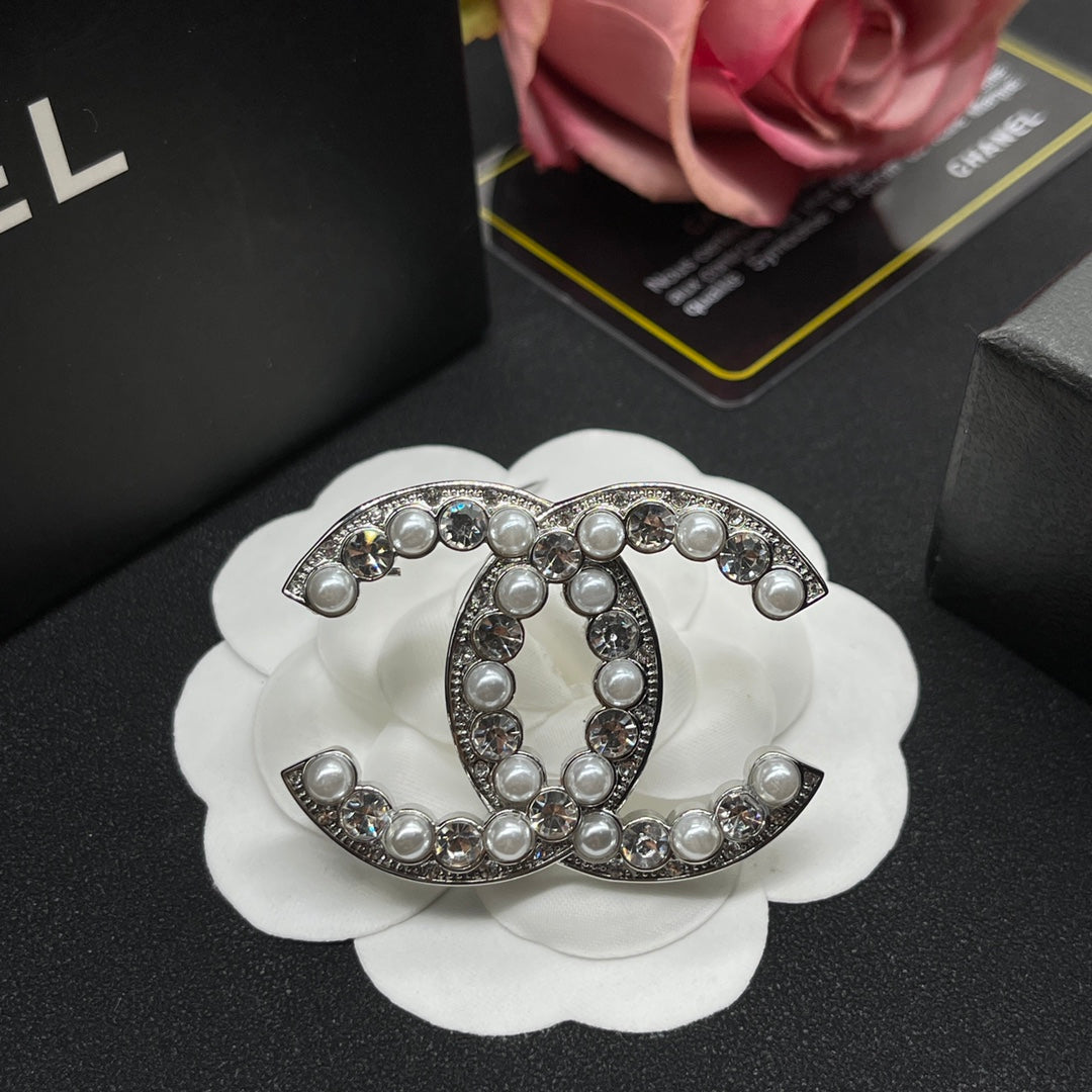 Chanel style brooches - product photo 3