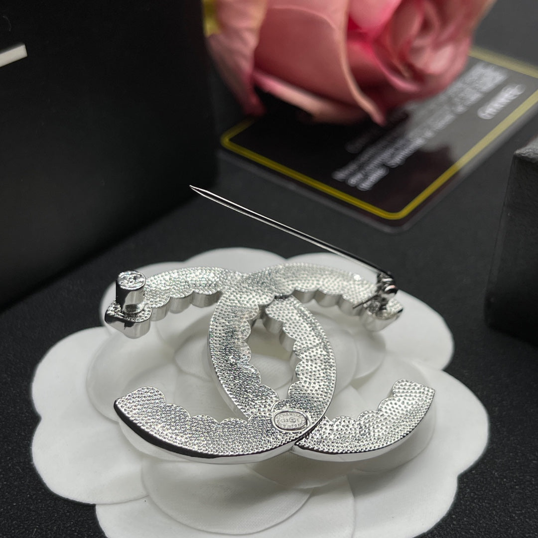 Chanel style brooches - product photo 5
