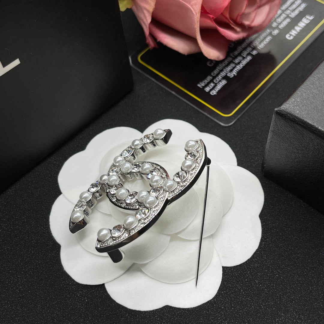 Chanel style brooches - product photo 4
