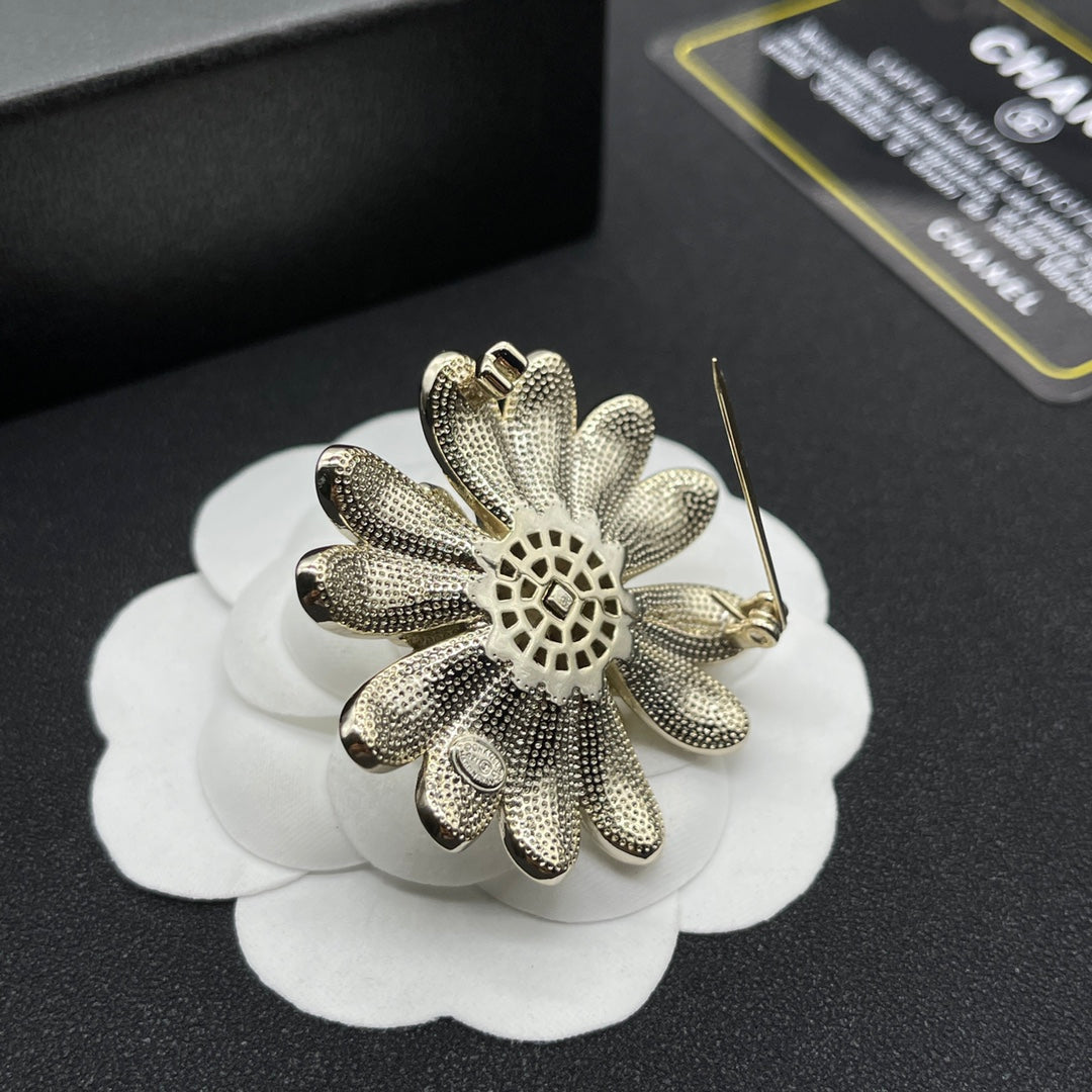 Chanel style brooches - product photo 5