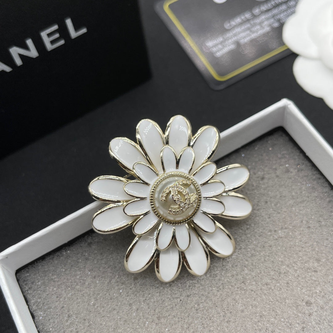 Chanel style brooches - product photo 2