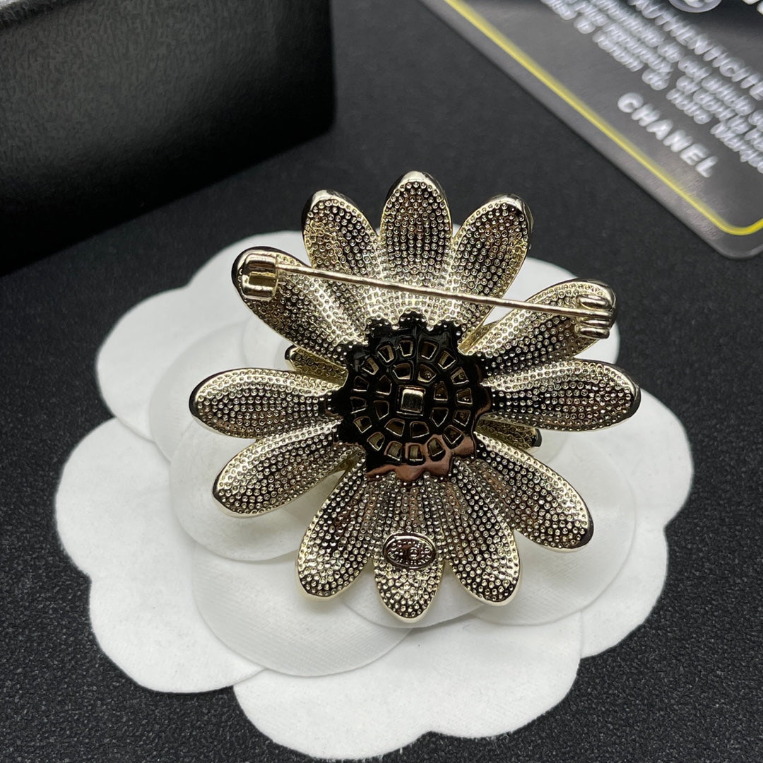 Chanel style brooches - product photo 6