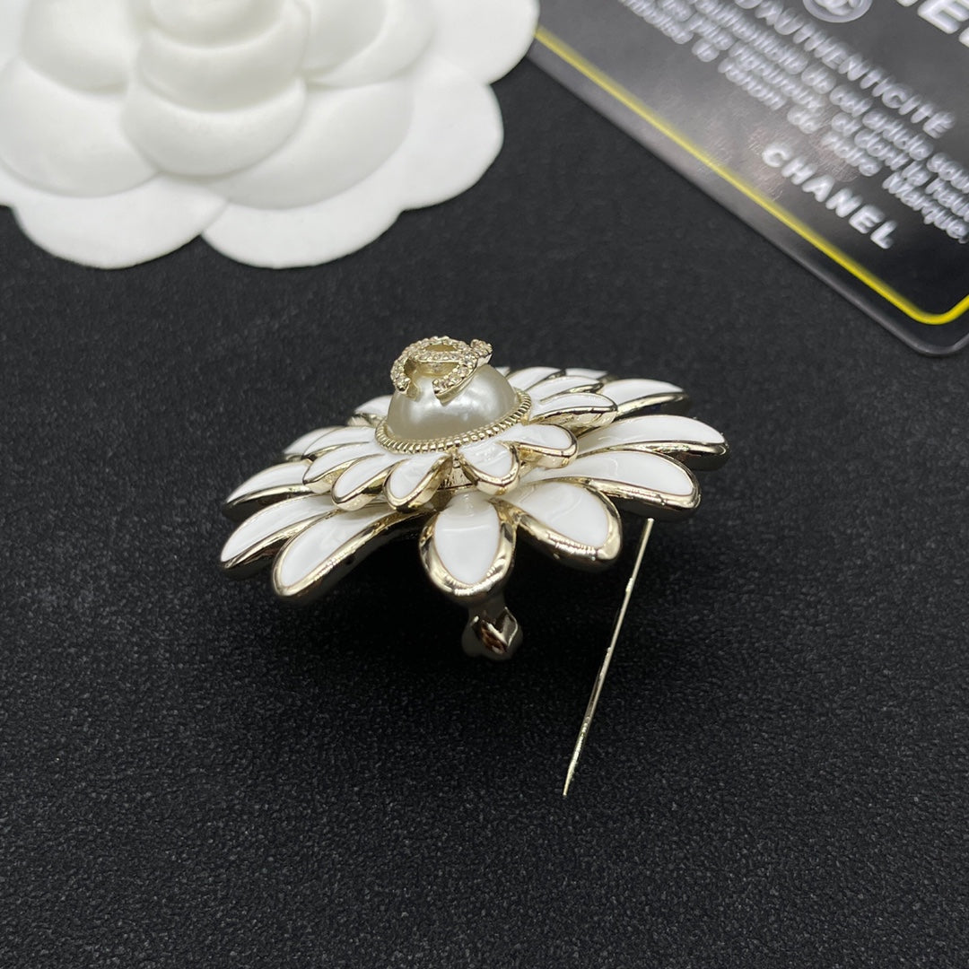 Chanel style brooches - product photo 4