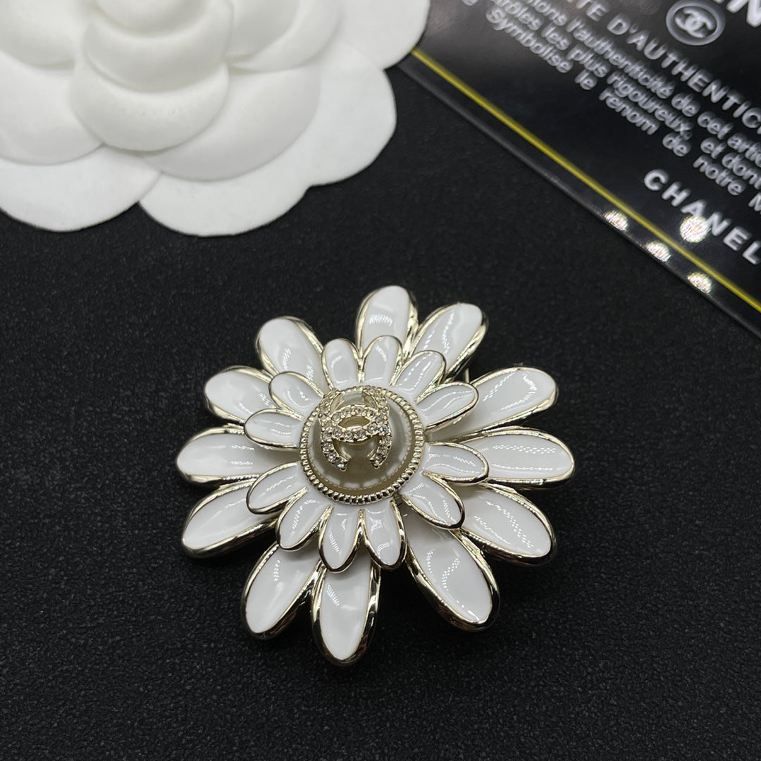 Chanel style brooches - product photo 3