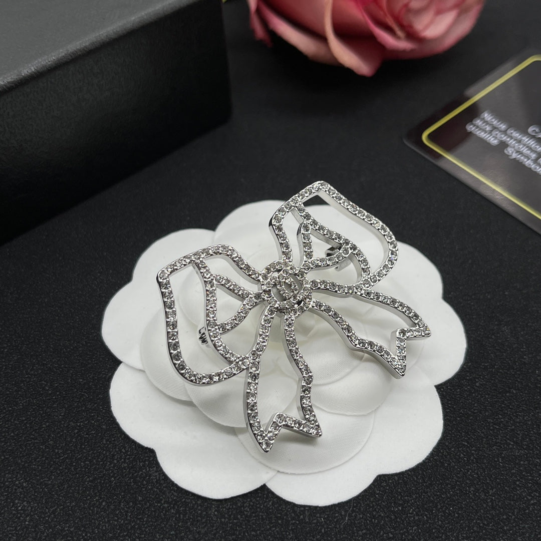 Chanel style brooches - product photo 3