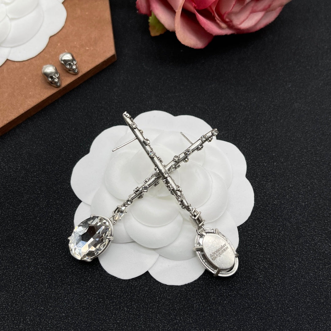 Alexander McQueen Pearl Pin Drop earrings in Silver Tone, detail view 4