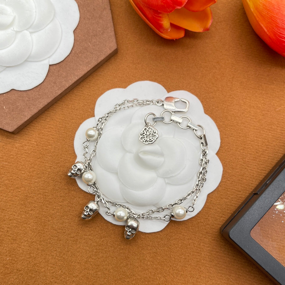 Alexander McQueen Fine Skull Chain bracelet in Silver Tone, detail view 4