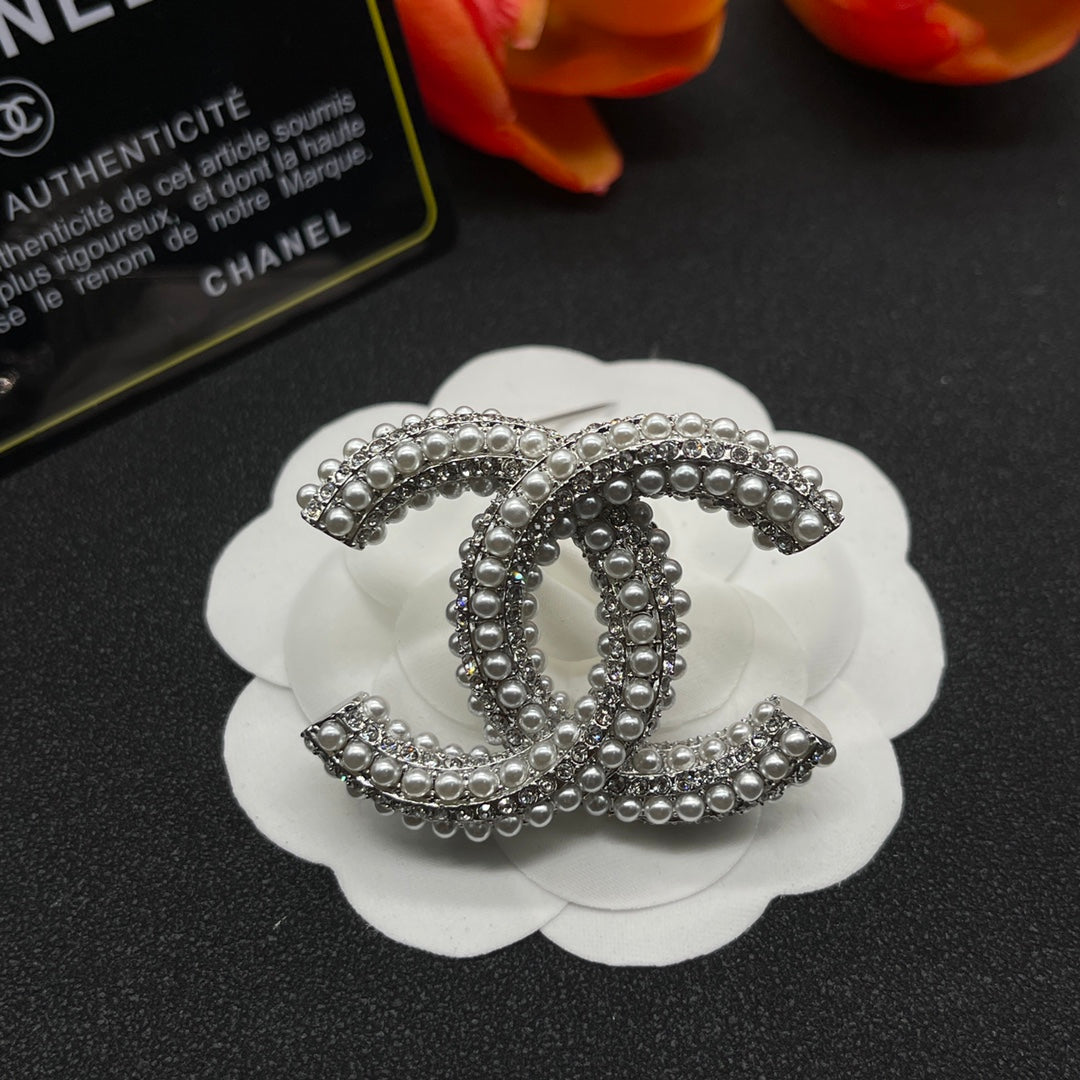 Chanel style brooches - product photo 4