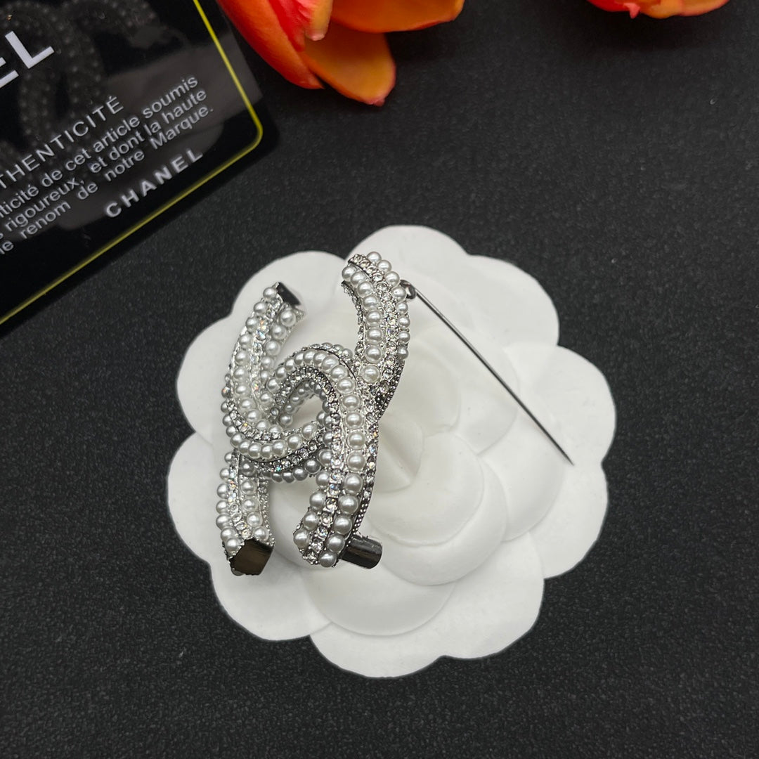 Chanel style brooches - product photo 5