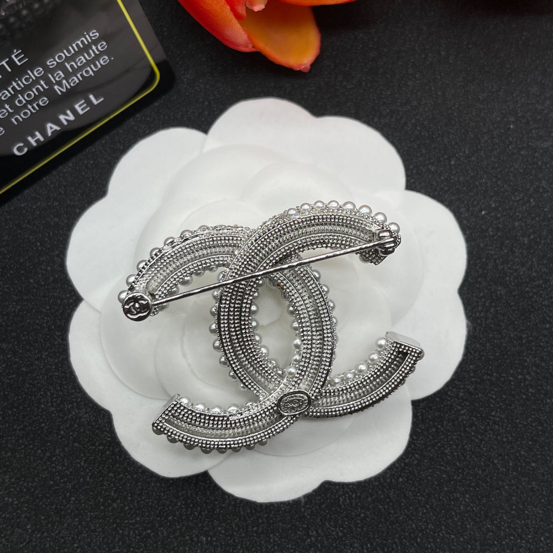 Chanel style brooches - product photo 7