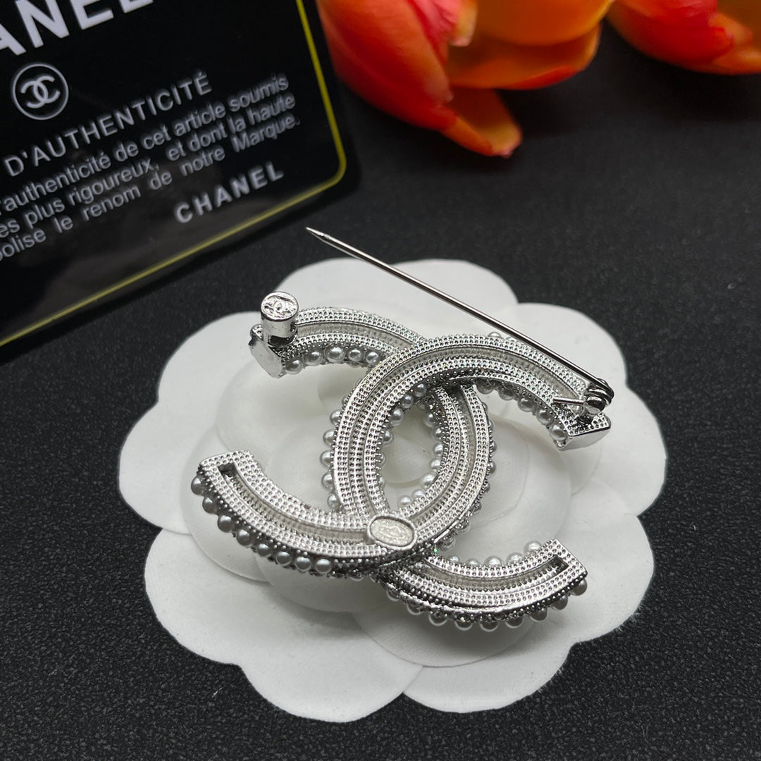 Chanel style brooches - product photo 6