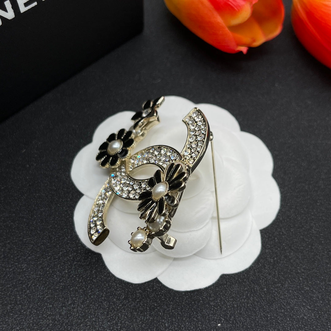 Chanel style brooches - product photo 4