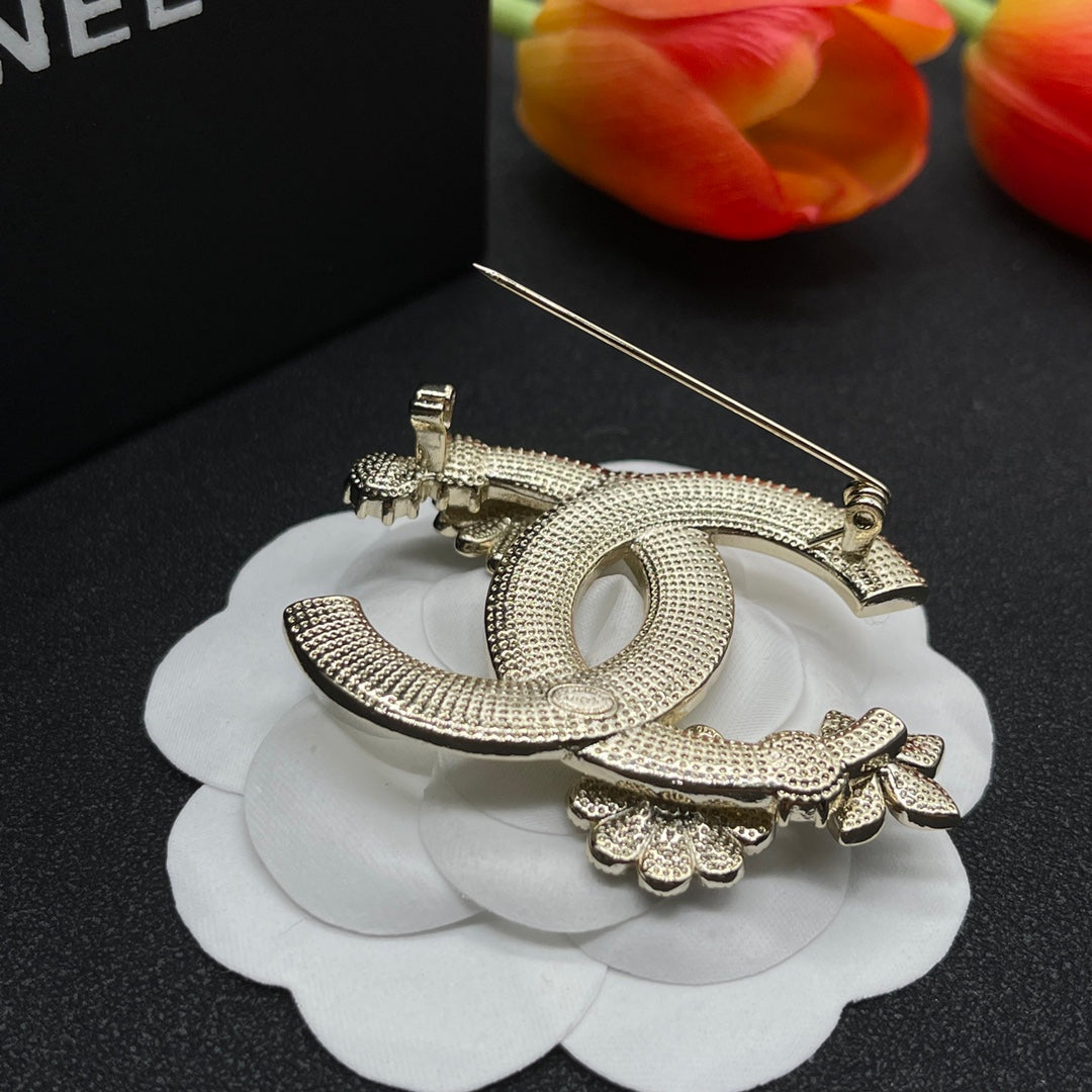 Chanel style brooches - product photo 6
