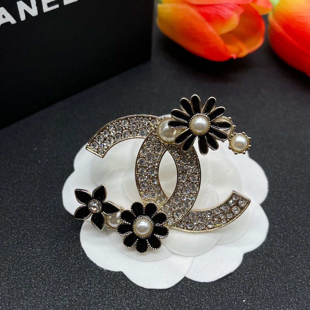 Chanel style brooches - product photo 3