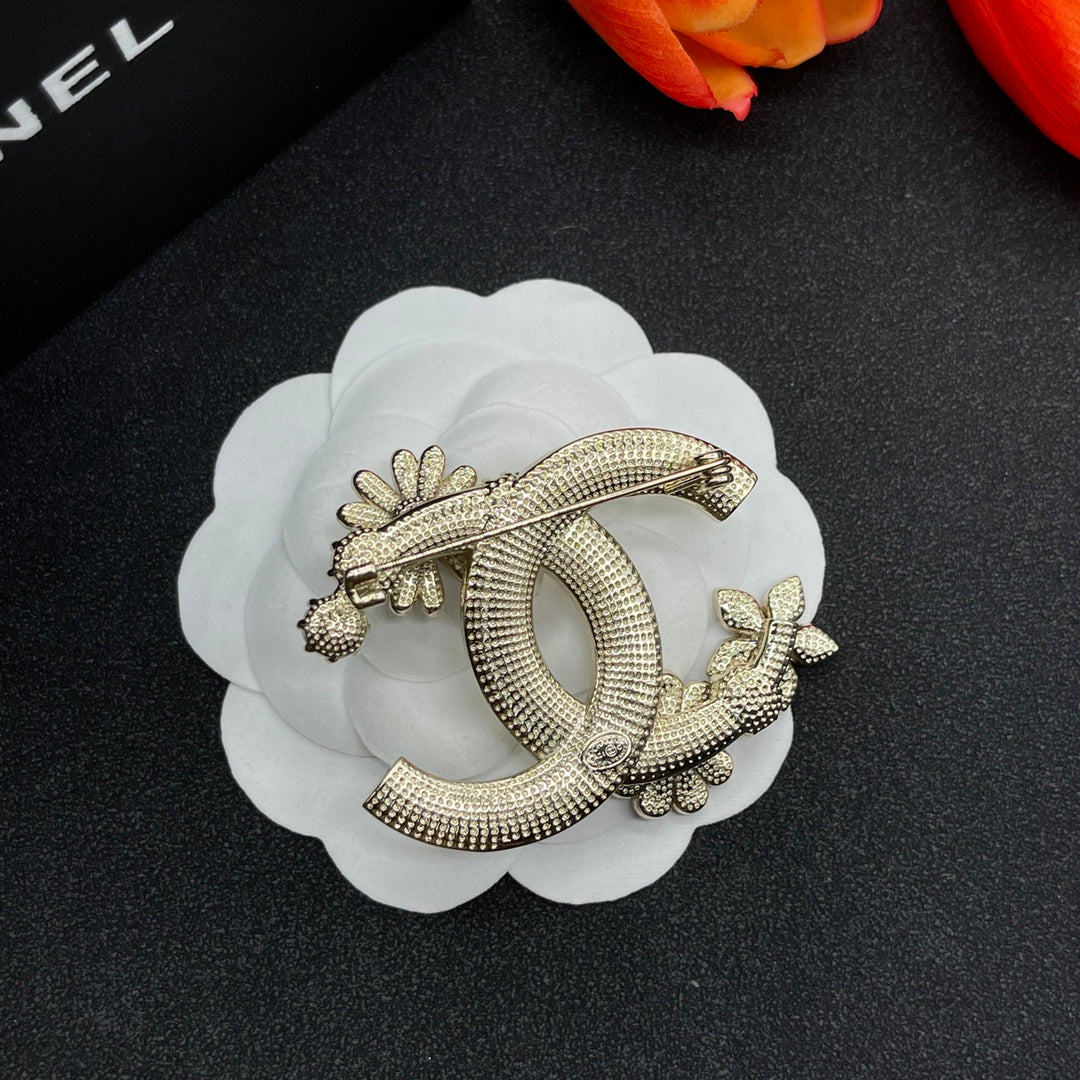 Chanel style brooches - product photo 5