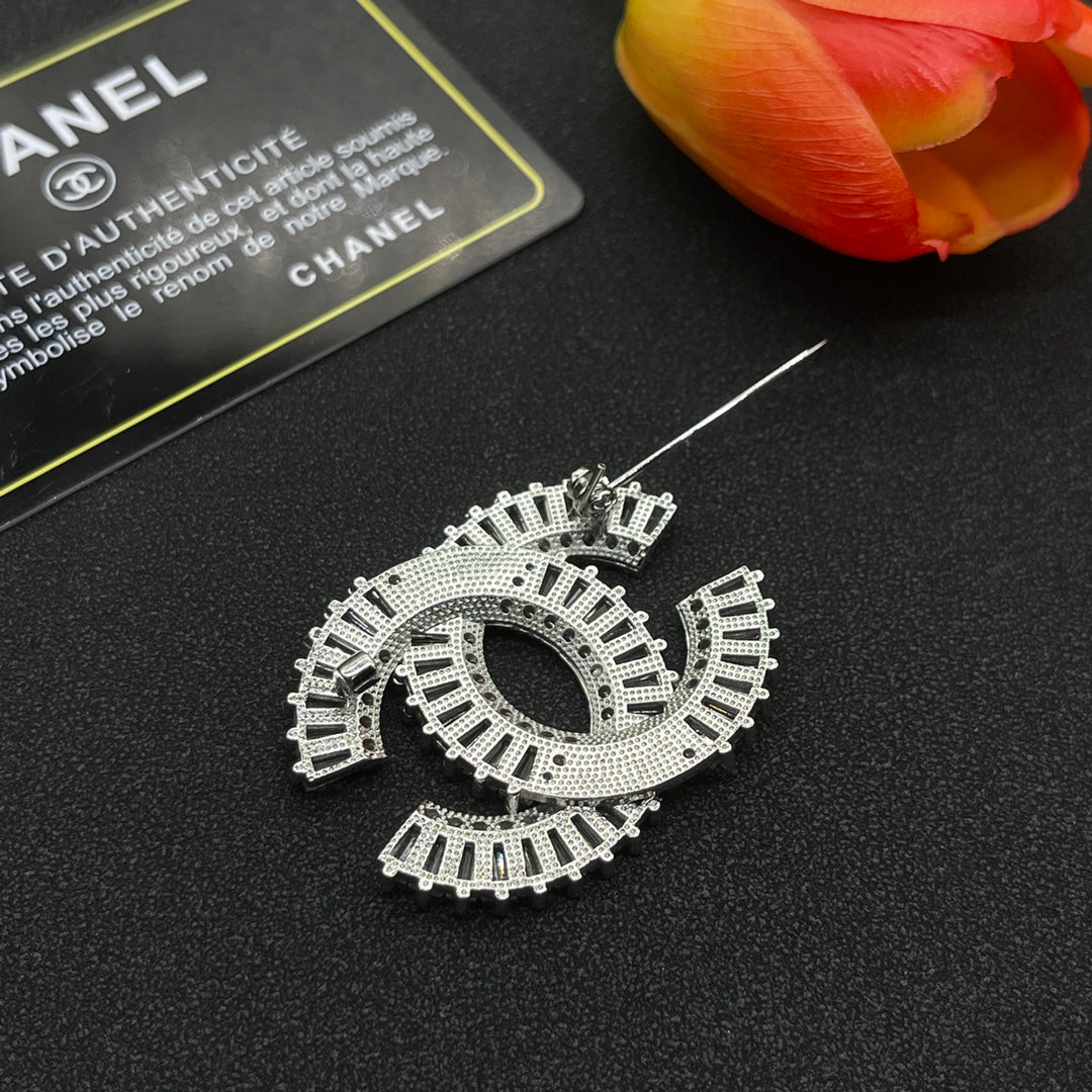 Chanel style brooches - product photo 4