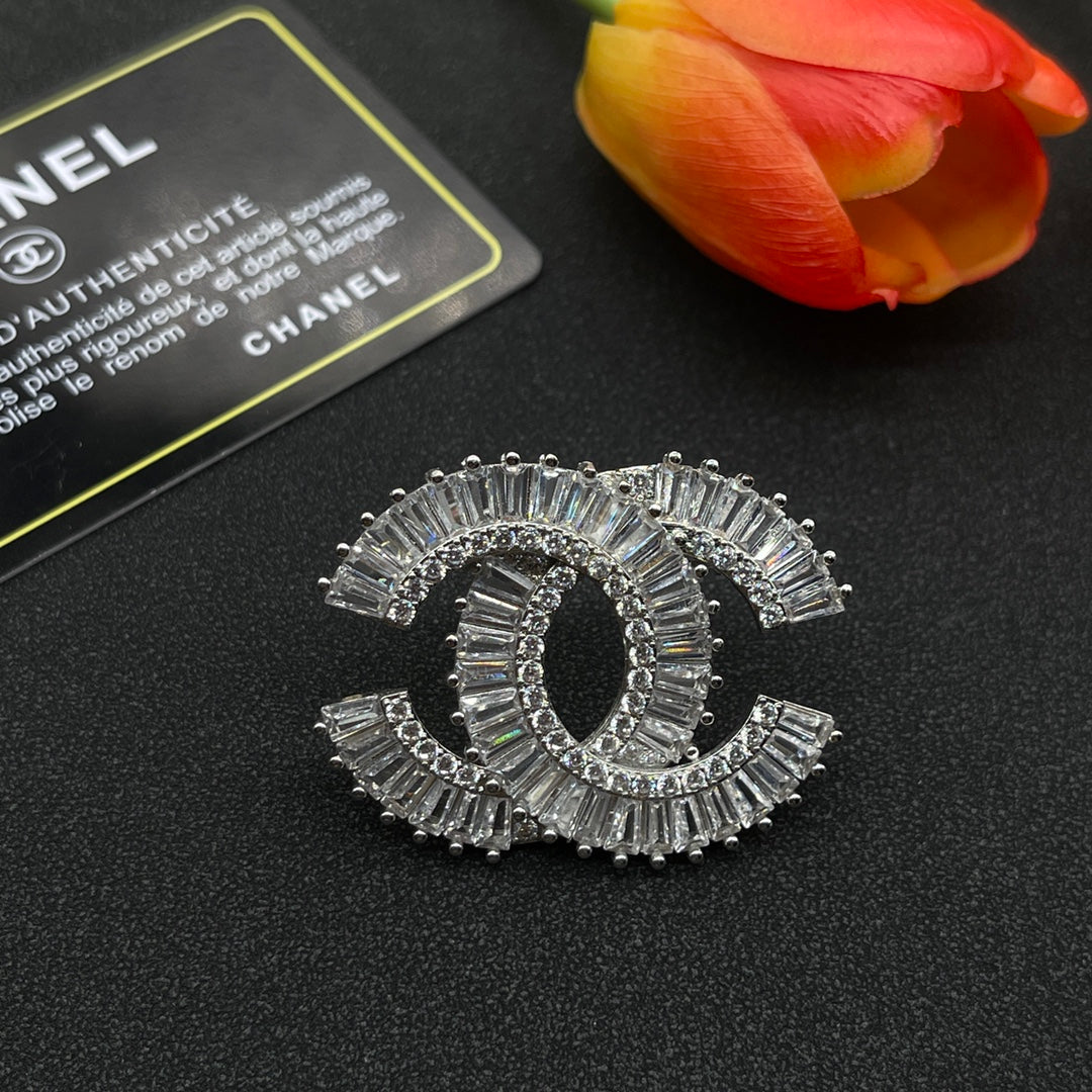 Chanel style brooches - product photo 3
