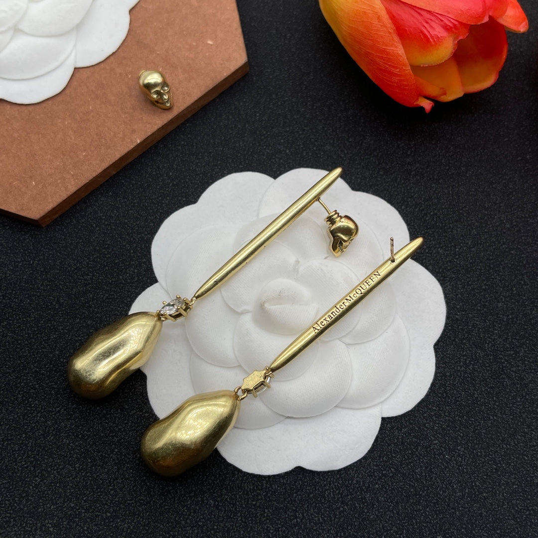 Alexander McQueen Sculpted Pin Drop earrings in Gold Tone, detail view 12
