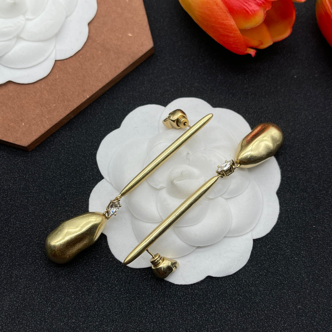 Alexander McQueen Sculpted Pin Drop earrings in Gold Tone, detail view 11