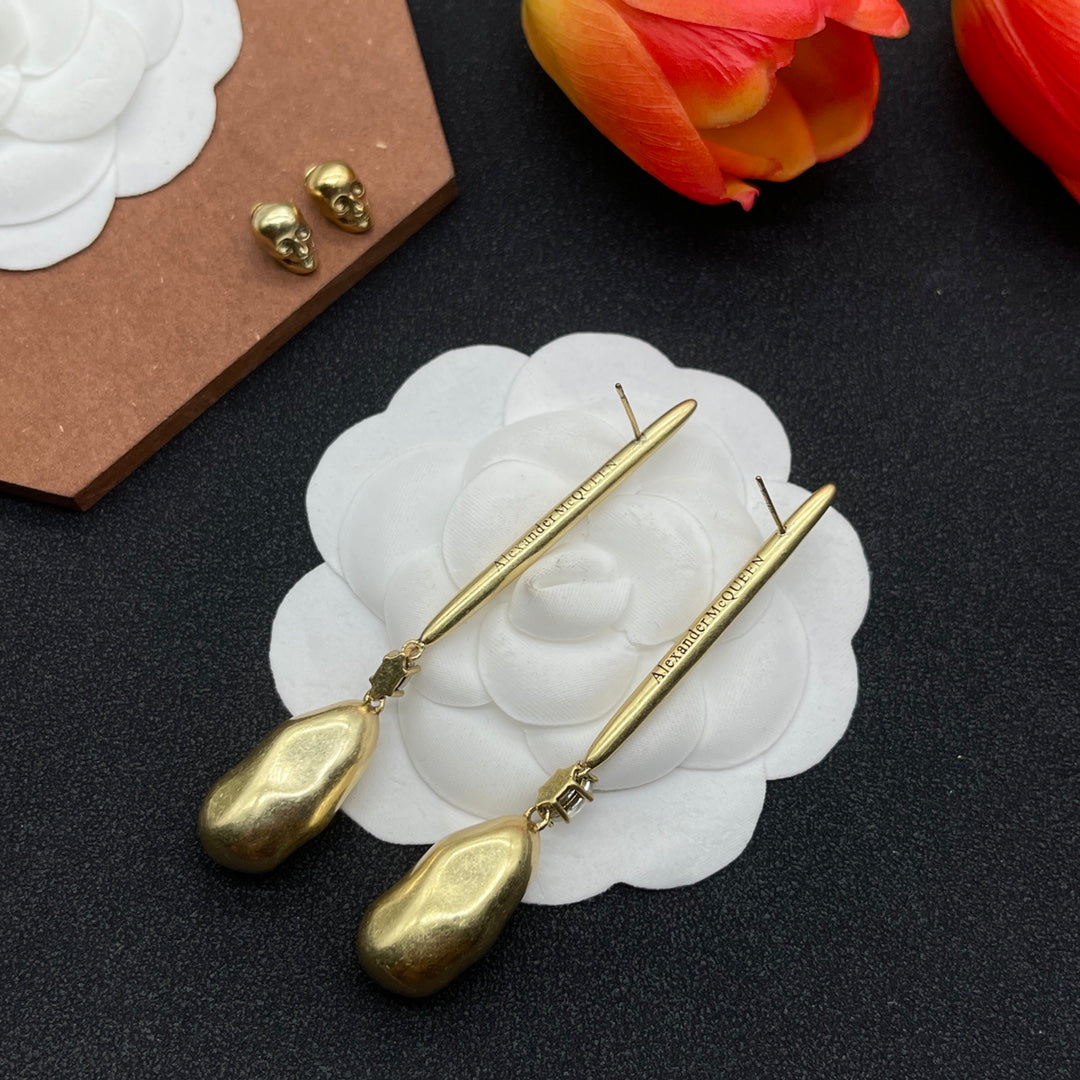 Alexander McQueen Sculpted Pin Drop earrings in Gold Tone, detail view 13