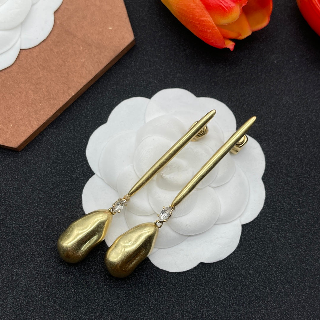 Alexander McQueen Sculpted Pin Drop earrings in Gold Tone, detail view 8