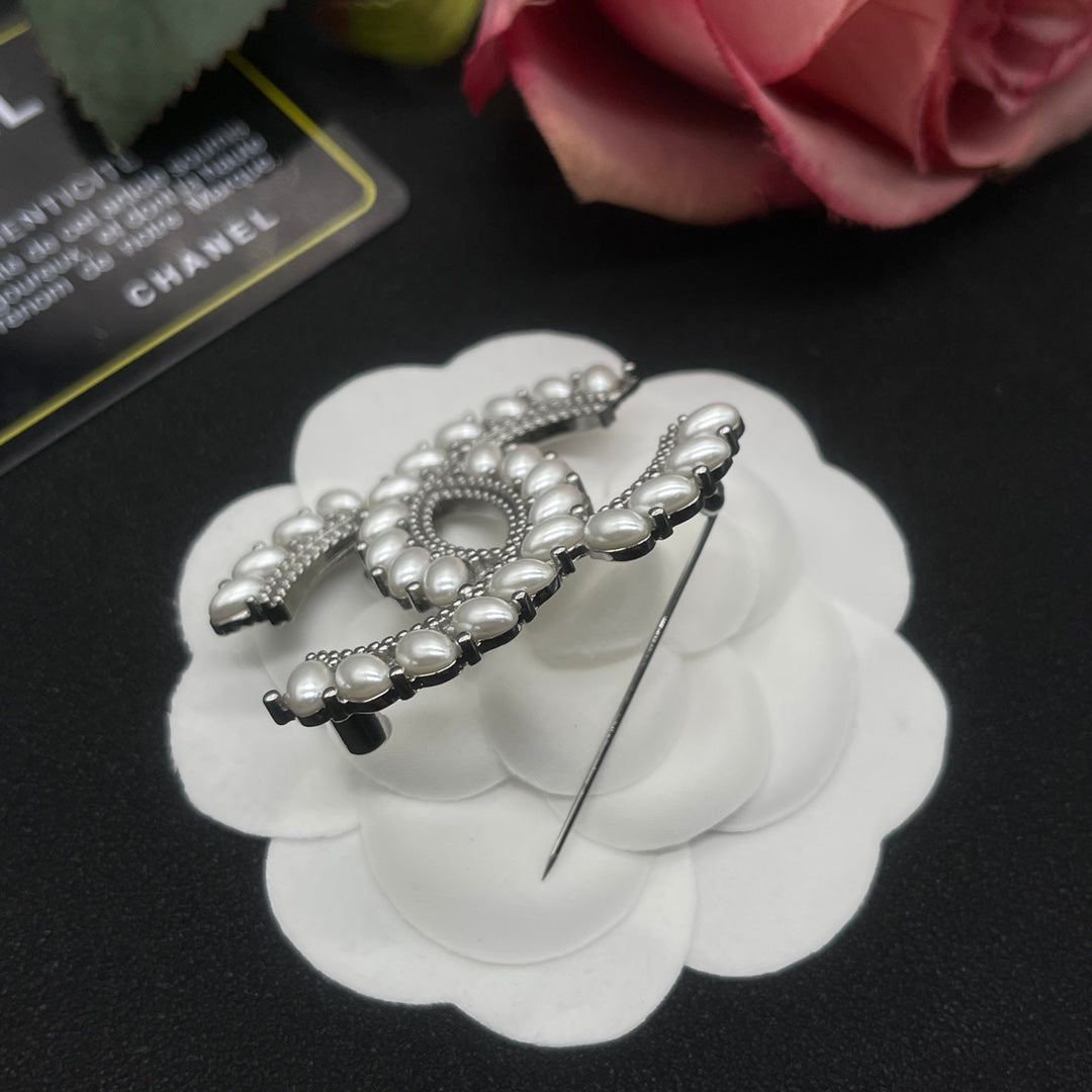 Chanel style brooches - product photo 4
