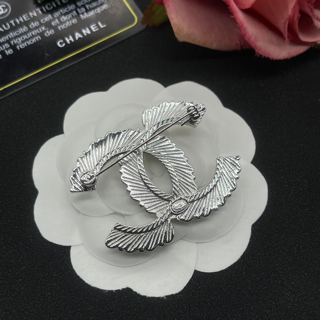 Chanel style brooches - product photo 6