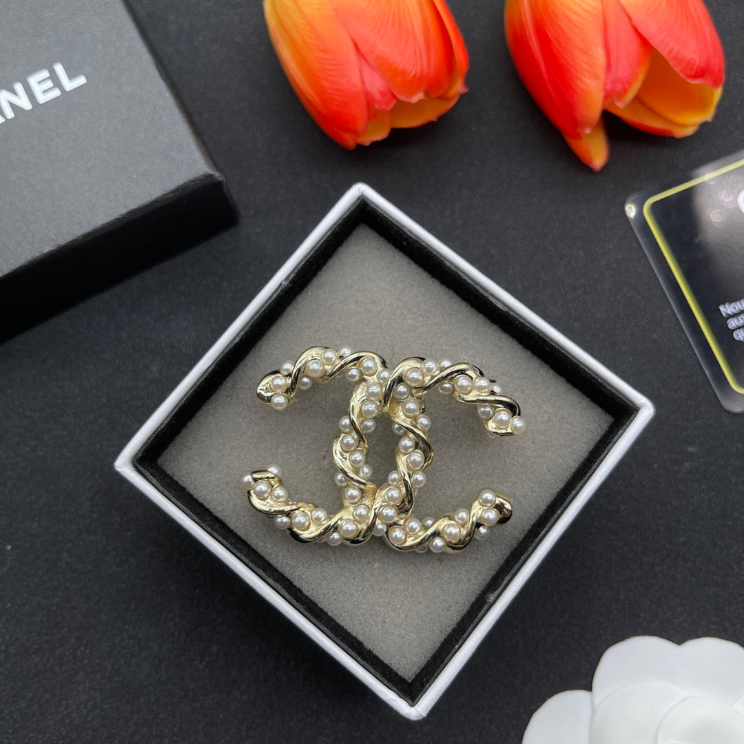 Chanel style brooches - product photo 2