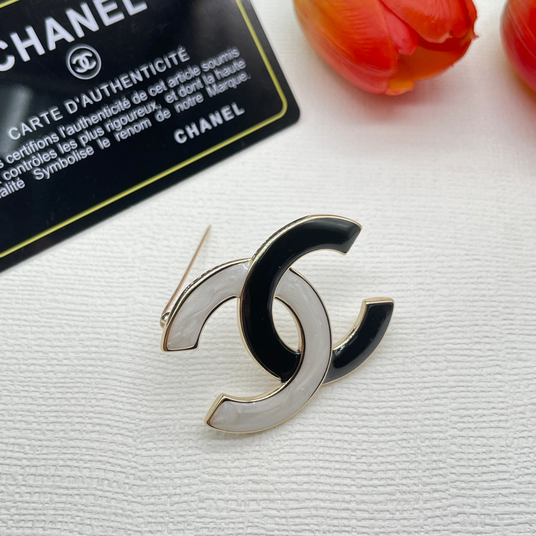 Chanel style brooches - product photo 3