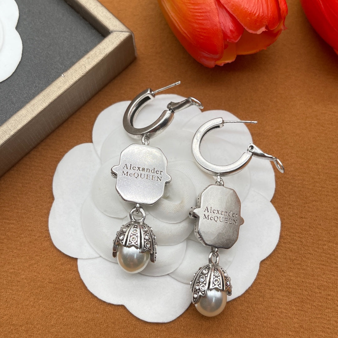 Alexander McQueen Oval Crystal Pearl Drop earrings in Silver Tone, detail view 12