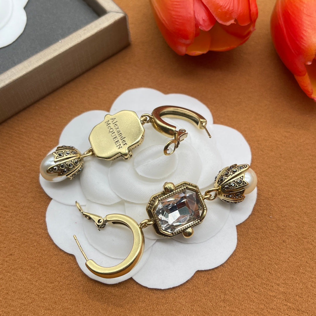 Alexander McQueen Oval Crystal Pearl Drop earrings in Gold Tone, detail view 5