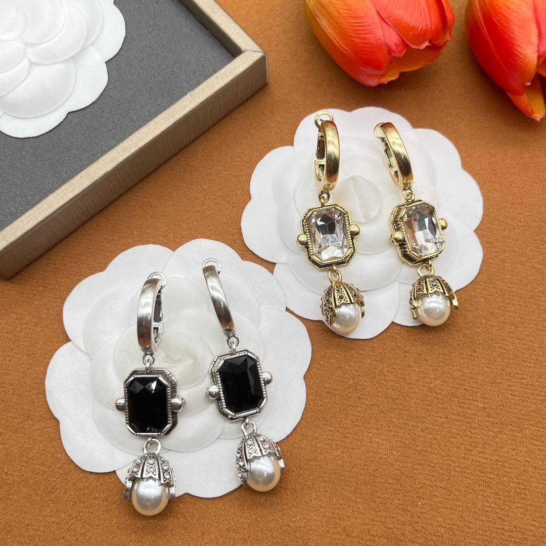 Alexander McQueen Oval Crystal Pearl Drop earrings in Gold Tone, detail view 7
