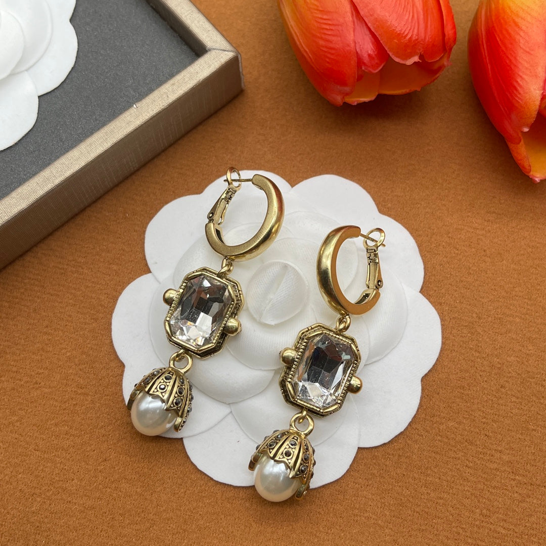 Alexander McQueen Oval Crystal Pearl Drop earrings in Gold Tone, detail view 2