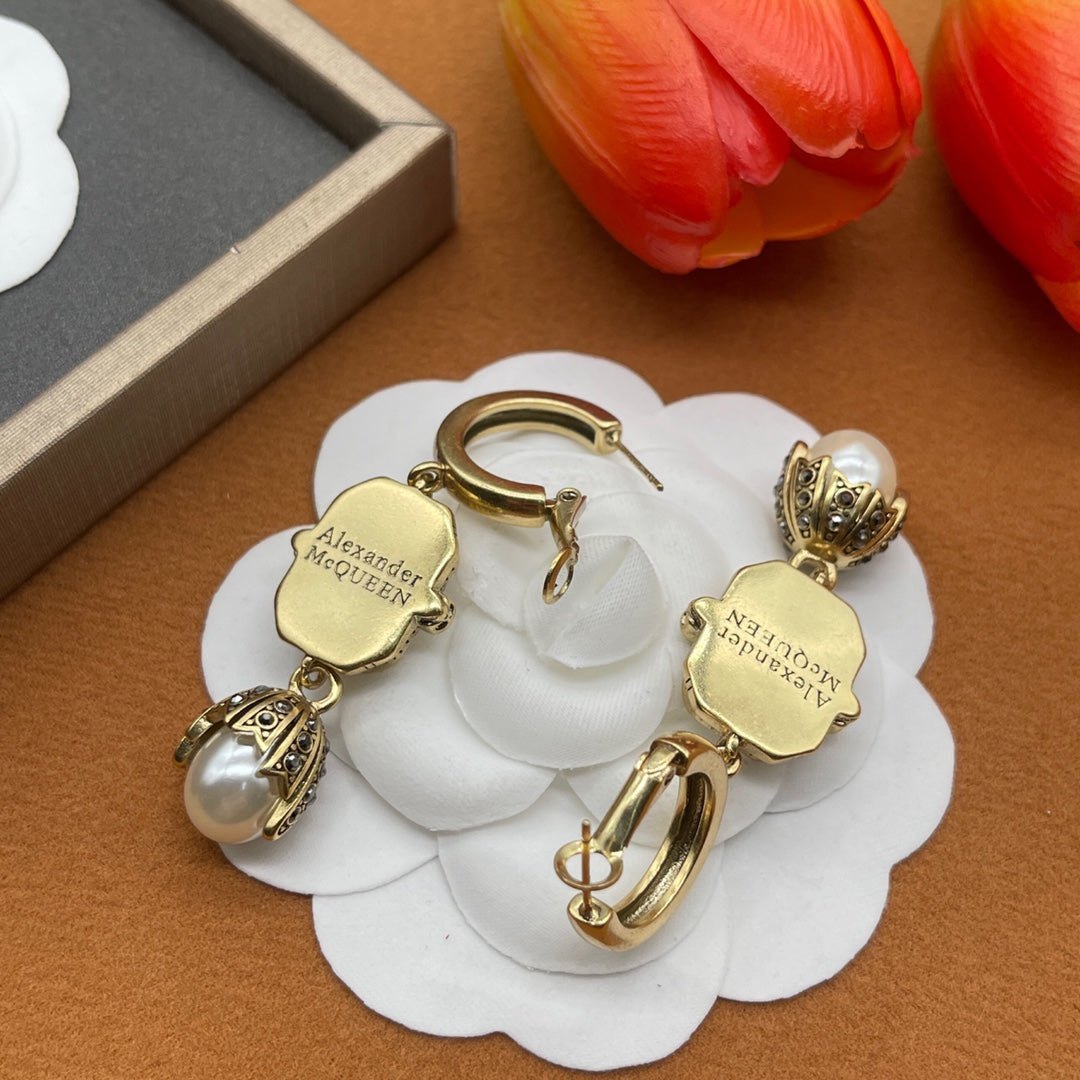 Alexander McQueen Oval Crystal Pearl Drop earrings in Gold Tone, detail view 6