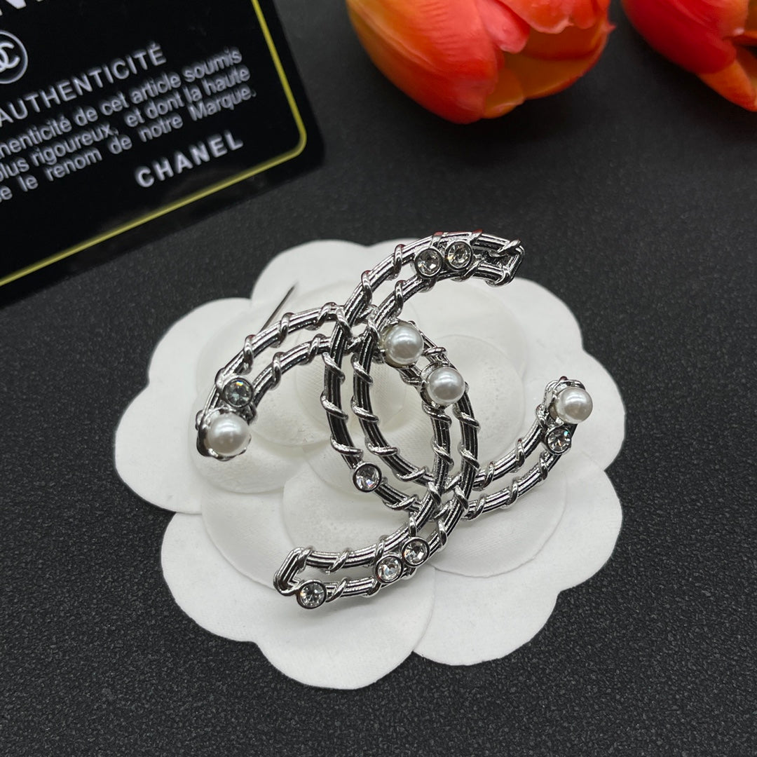 Chanel style brooches - product photo 3
