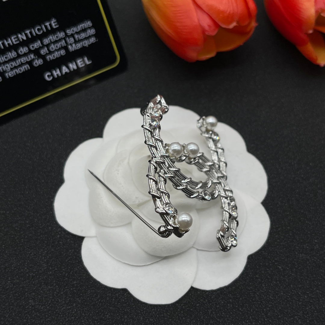 Chanel style brooches - product photo 4