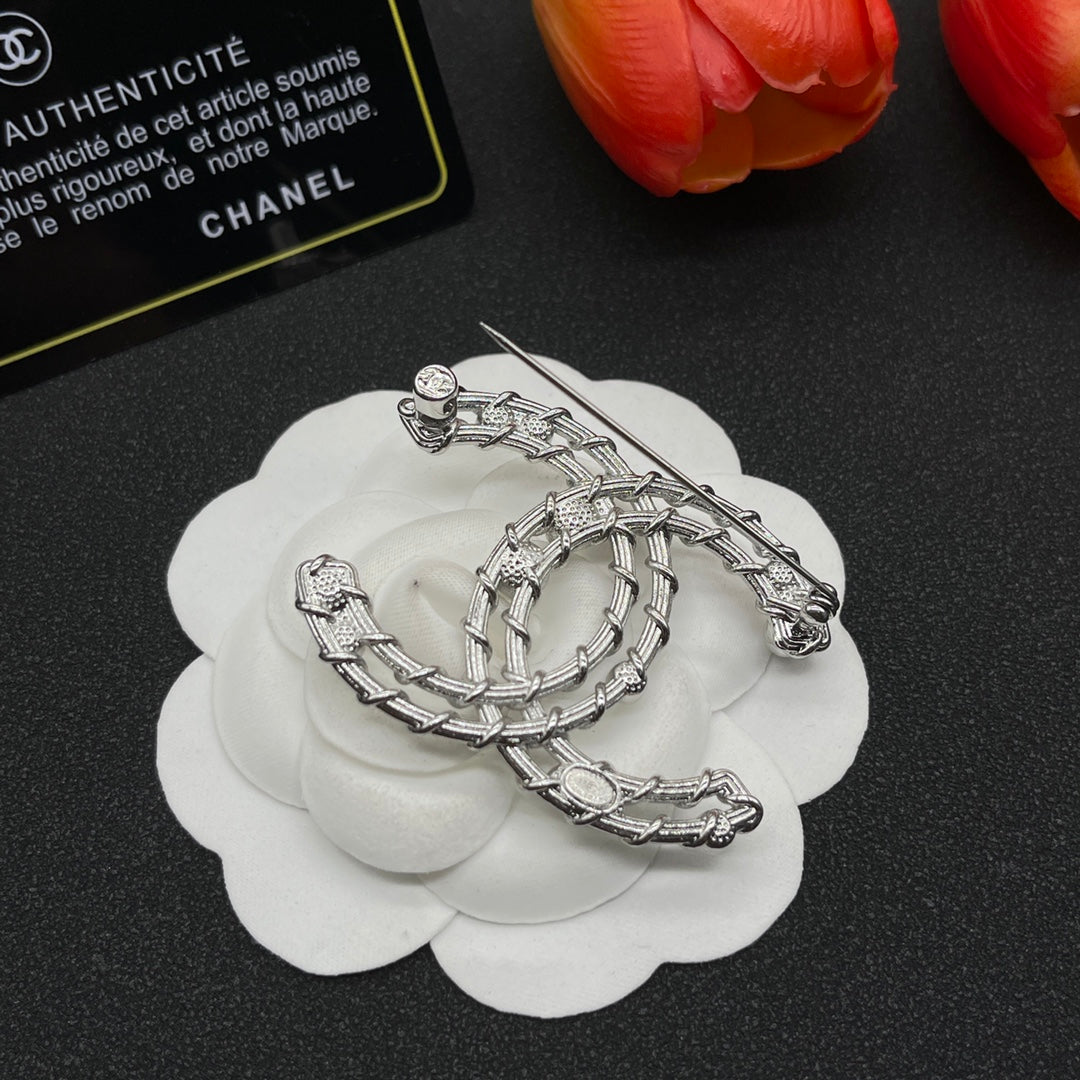 Chanel style brooches - product photo 6