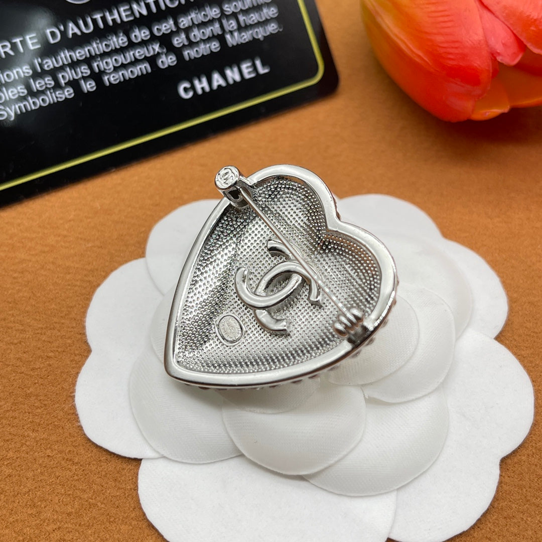 Chanel style brooches - product photo 6