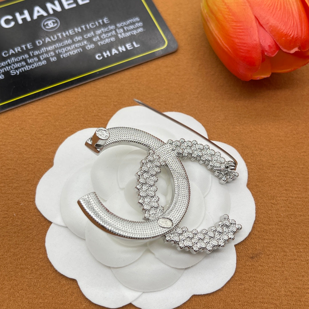 Chanel style brooches - product photo 5