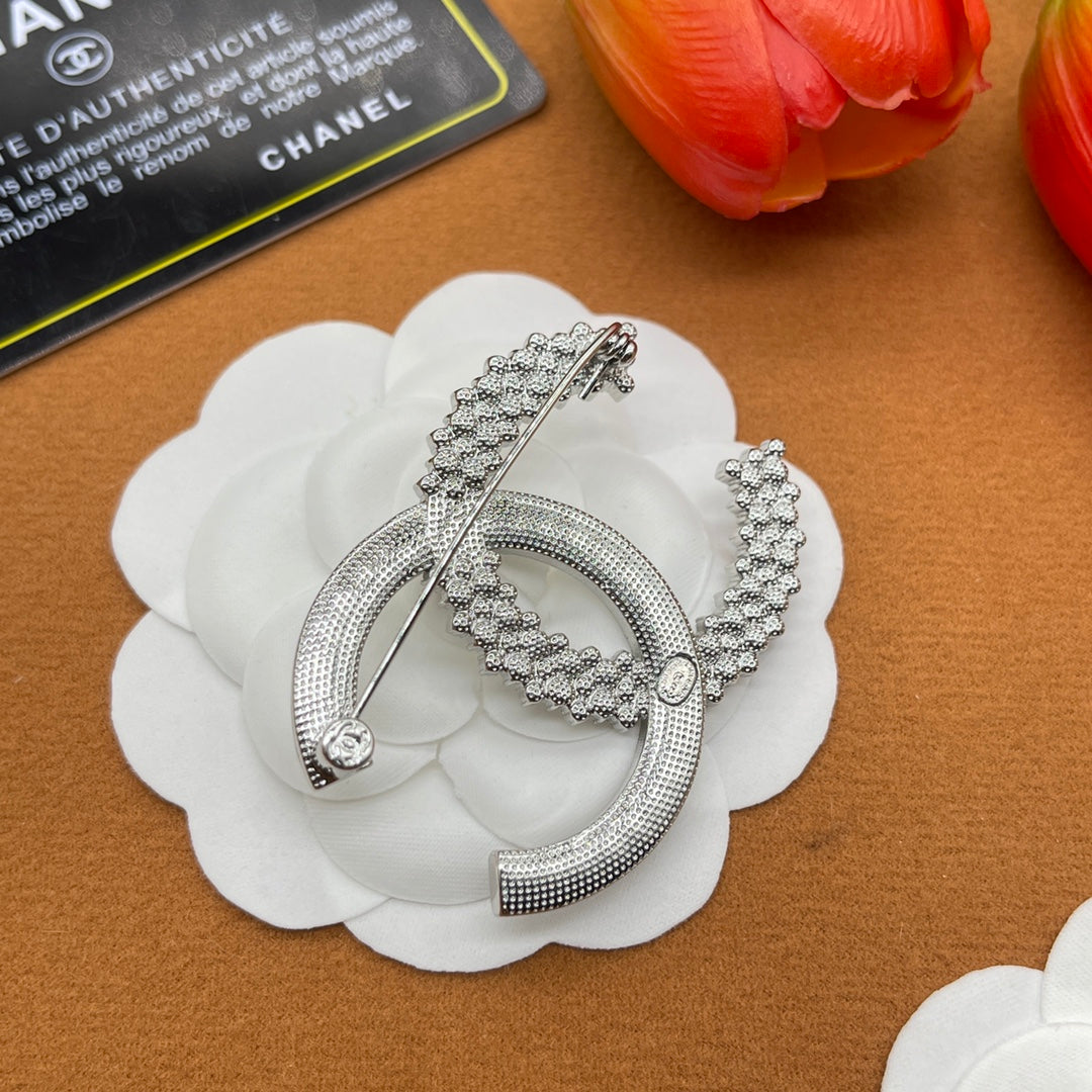 Chanel style brooches - product photo 6