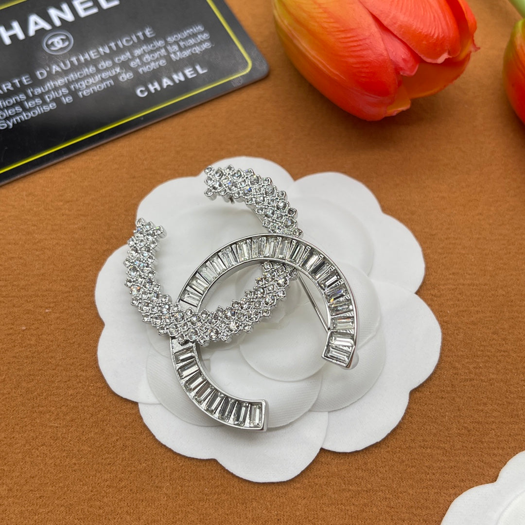 Chanel style brooches - product photo 3