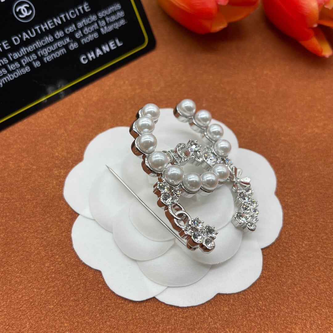 Chanel style brooches - product photo 4