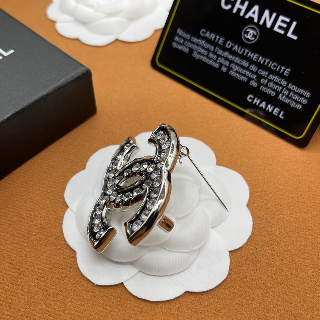 Chanel style brooches - product photo 4