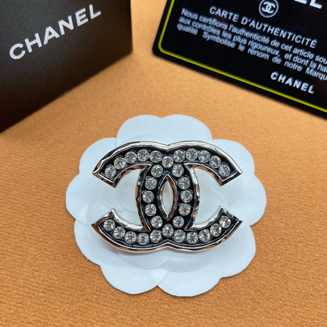 Chanel style brooches - product photo 3