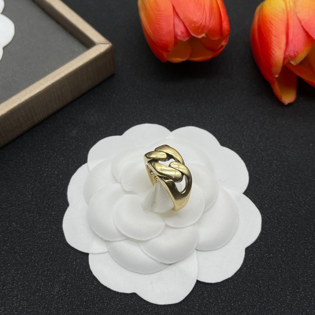 Alexander McQueen Sculpted Knot Signet ring in Gold Tone, detail view 3