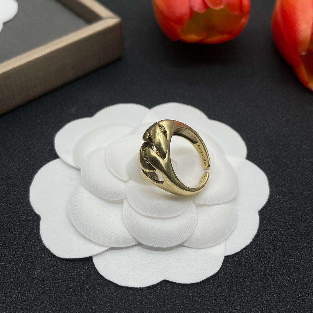 Alexander McQueen Sculpted Knot Signet ring in Gold Tone, detail view 4