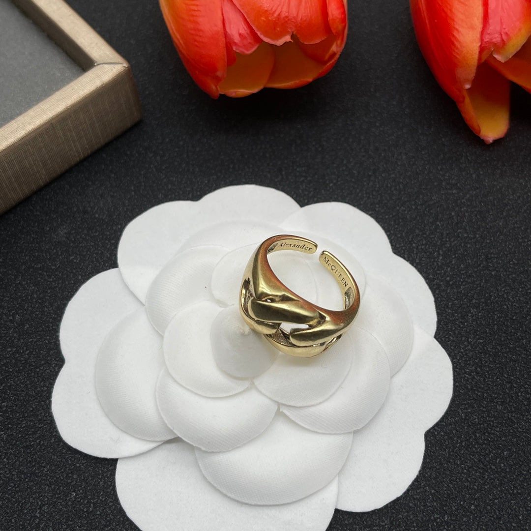 Alexander McQueen Sculpted Knot Signet ring in Gold Tone, detail view 6