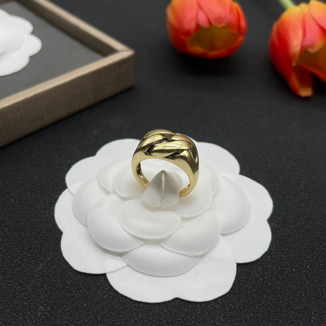 Alexander McQueen Sculpted Knot Signet ring in Gold Tone, detail view 2
