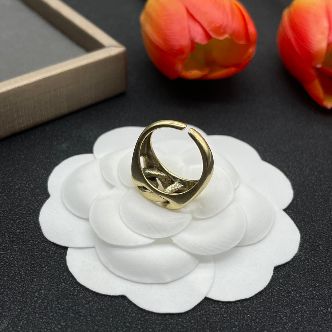 Alexander McQueen Sculpted Knot Signet ring in Gold Tone, detail view 5