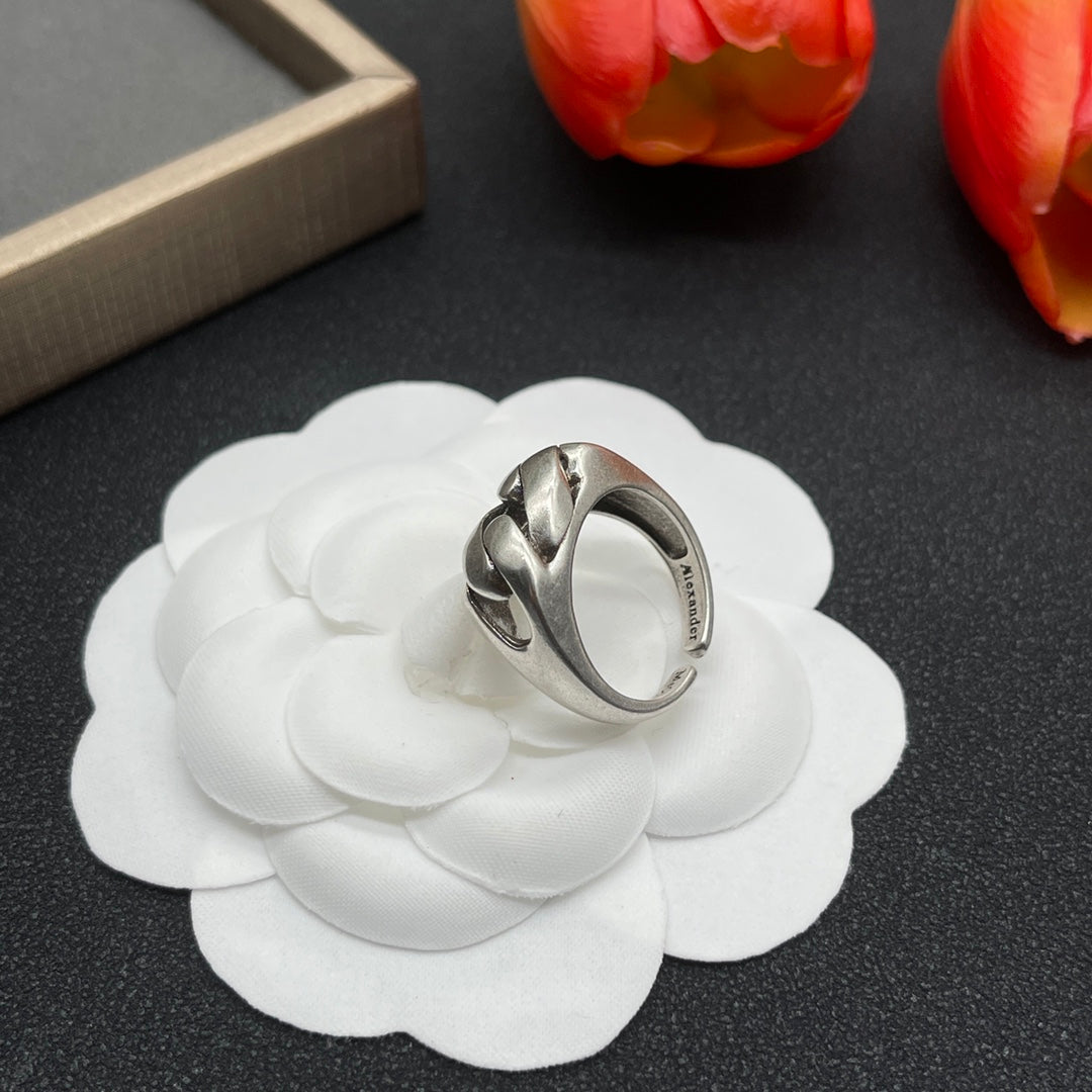 Alexander McQueen Sculpted Knot Signet ring in Silver Tone, detail view 11